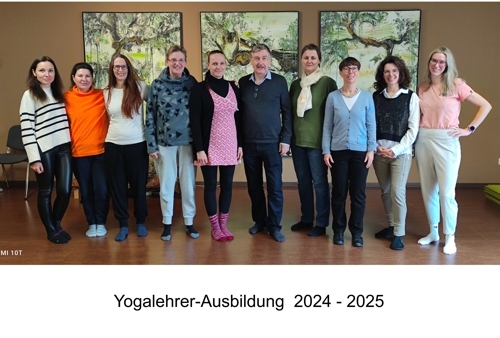 Gruppenbild Abschluss Yogalehrer-Ausbildung 24-25-500.jpg